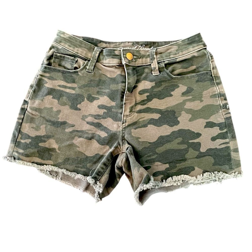 Womens’ Universal Thread Frayed Camo Shorts Size 2